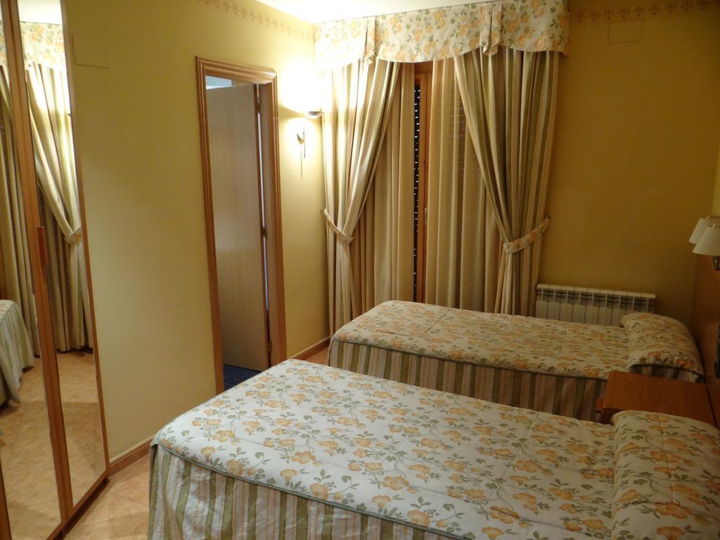 Hotel Casa Carmen Benabarre Ruang foto